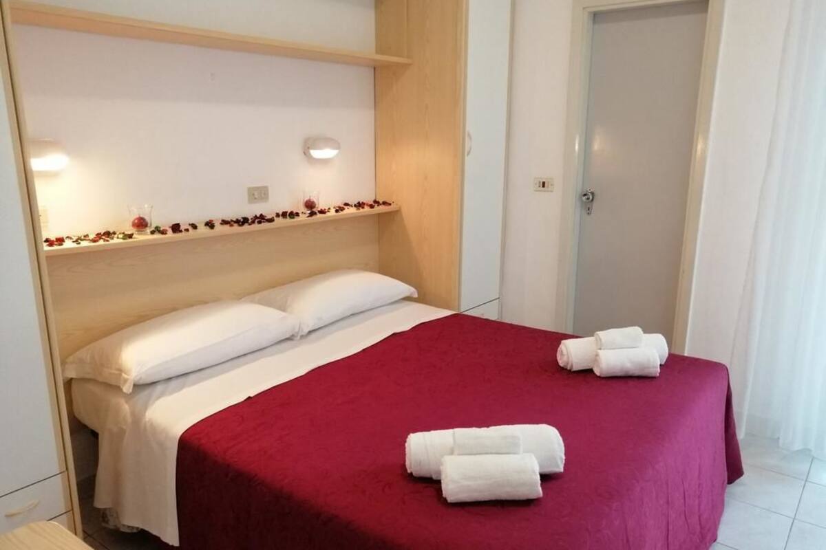 In-room safe, desk, WiFi (free), bed sheets