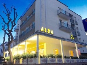 واجهة المنشأة - في المساء/الليل