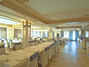 Lunch and dinner served, local and international cuisine