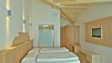 客房内保险箱、办公桌、免费 WiFi、床单