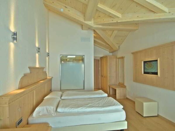 In-room safe, desk, free WiFi, bed sheets