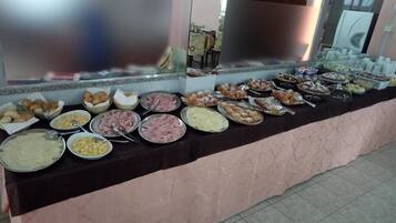 Daily continental breakfast (EUR 1 per person)