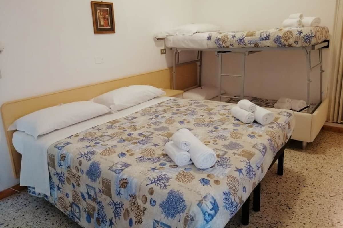 Quadruple Room | Peti besi dalam bilik, meja, Wi-fi percuma, cadar katil