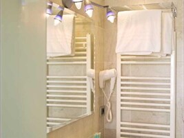 Una cassaforte in camera, una scrivania, Wi-Fi gratuito, lenzuola