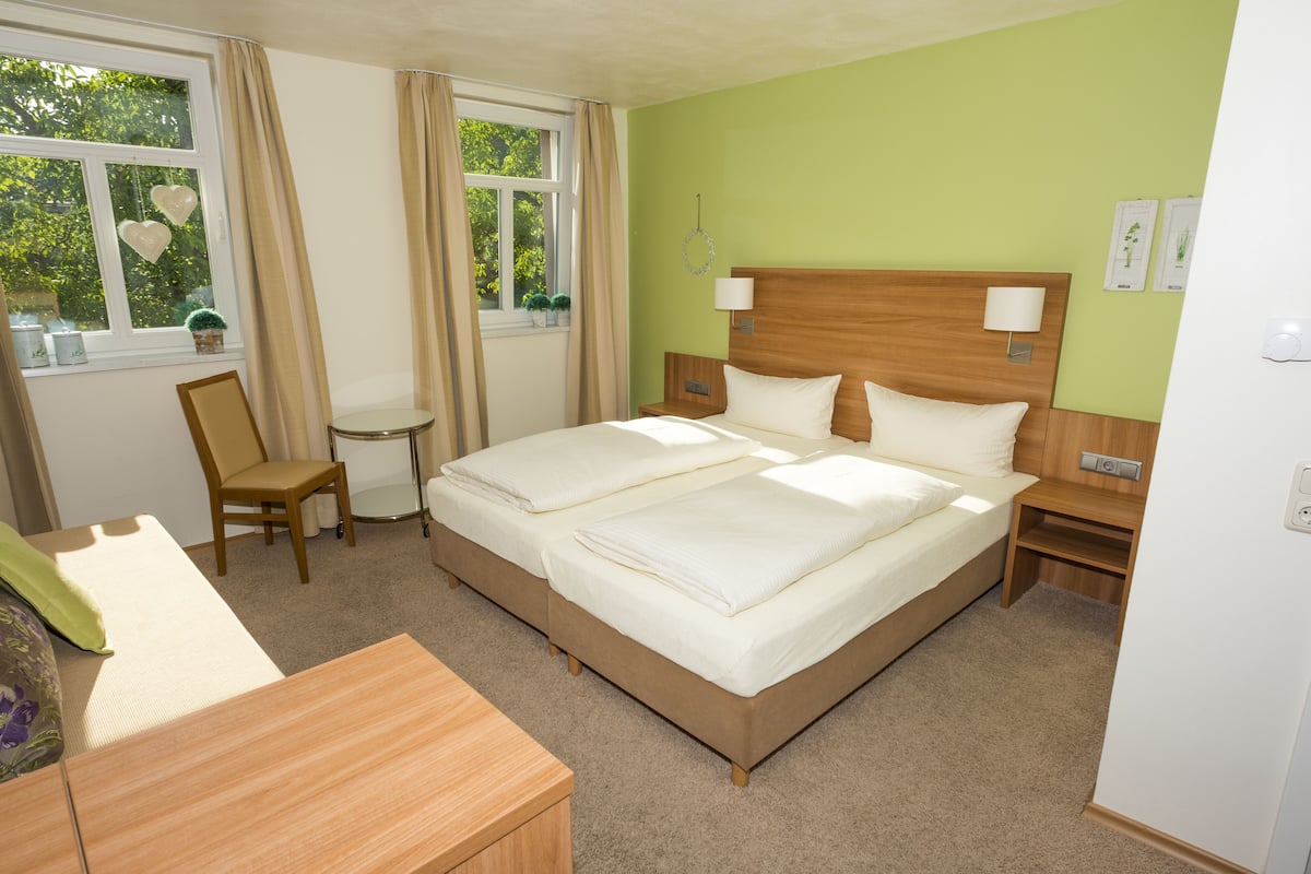 Individually furnished, desk, free WiFi, bed sheets