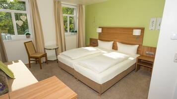 Escritorio, wifi gratis, muebles diferentes y ropa de cama