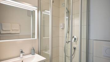 SĂšche-cheveux, serviettes fournies