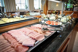 A buffet with various meats and cheeses. - Hotel Mainblick (Marktheidenfeld)