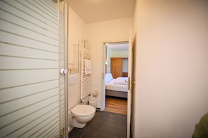 Kahden hengen comfort-huone | Kylpyhuone | Hiustenkuivaaja, pyyhkeet