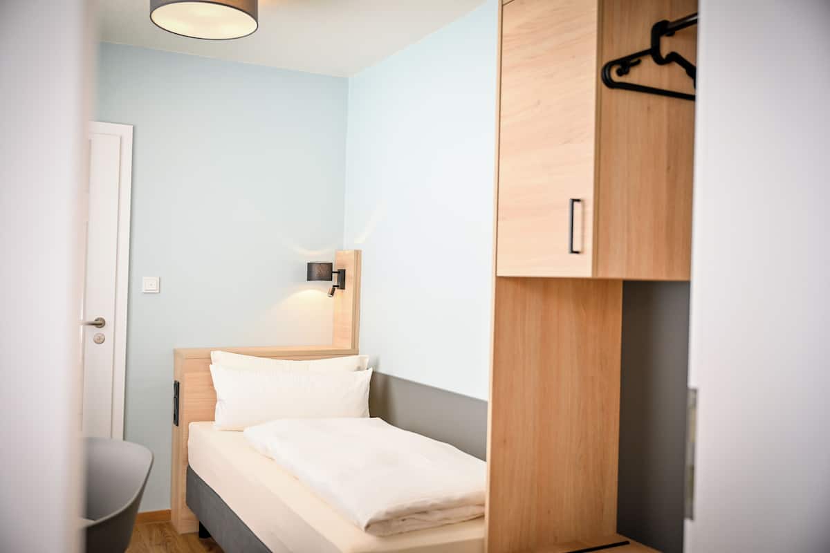 Individually furnished, desk, free WiFi, bed sheets