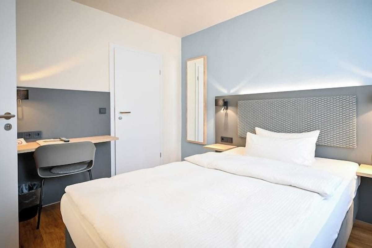 Desk, WiFi (free), individually furnished, bed sheets
