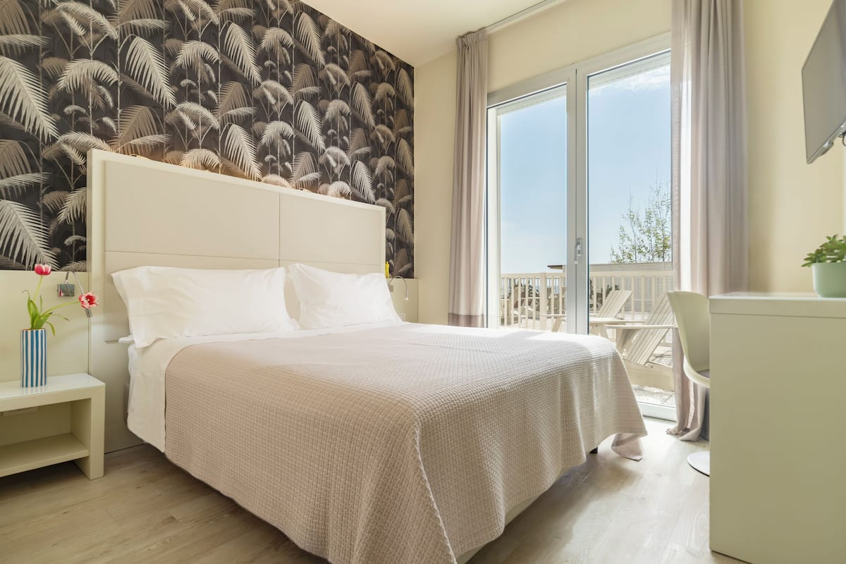Suite | In-room safe, WiFi (free), bed sheets