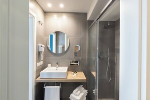 Quarto luxo, vista parcial para o mar | Banheiro | Chuveiro, produtos de toalete grátis, secador de cabelo, bidê