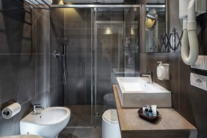 Ducha, artículos de tocador gratuitos, secador de pelo, bidet
