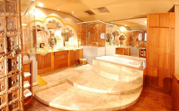 Habitación doble (India) | Baño | Regadera, amenidades de baño gratuitas, toallas