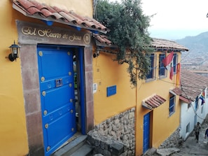 Vista frontal de la propiedad