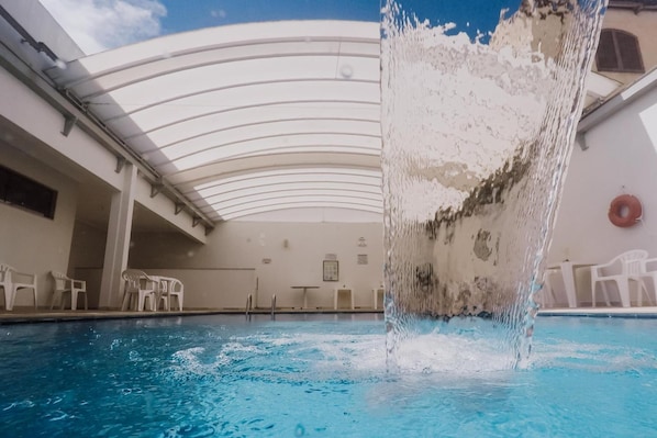 Una piscina al aire libre