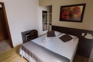 Frigobar, cortinas blackout, Wi-Fi de cortesia, roupa de cama