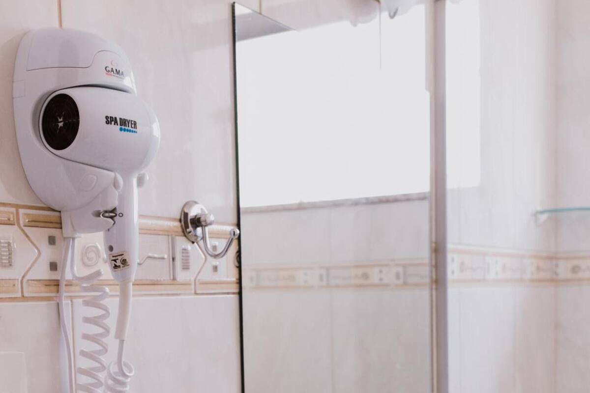 shower, rainfall showerhead, free toiletries, hair dryer