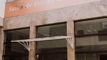 Entrada de hotel com uma placa que diz "Saída de Festas Granada Ho".