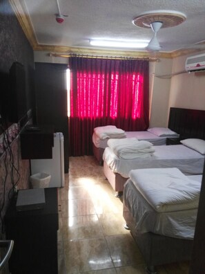 Kamar Quadruple, kamar mandi pribadi | Meja kerja dan seprai linen