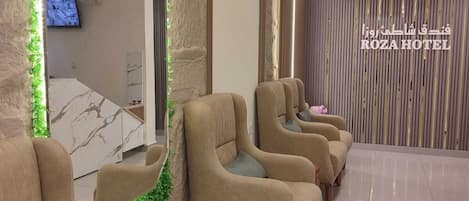 Chambre Triple, salle de bains privée | Bureau, draps fournis