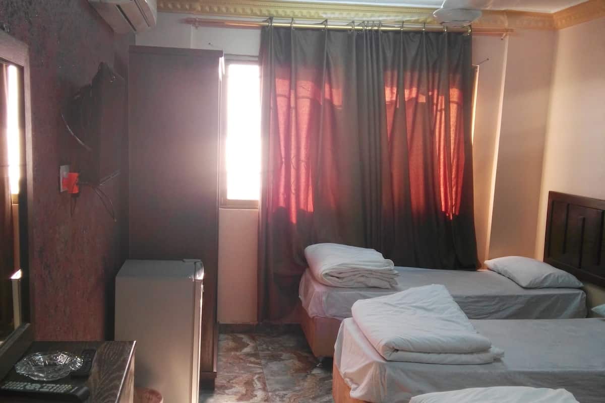 Driepersoonskamer, privébadkamer | Voorkant van accommodatie