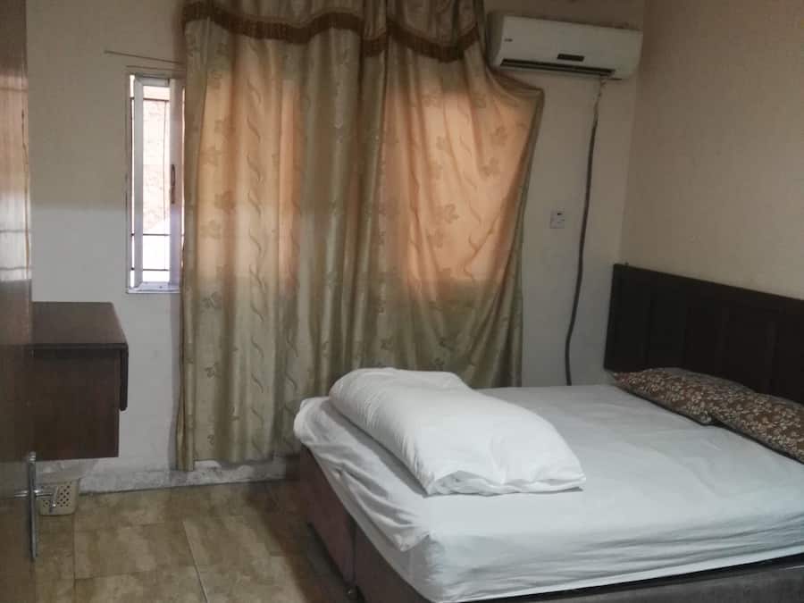 Escritorio y ropa de cama