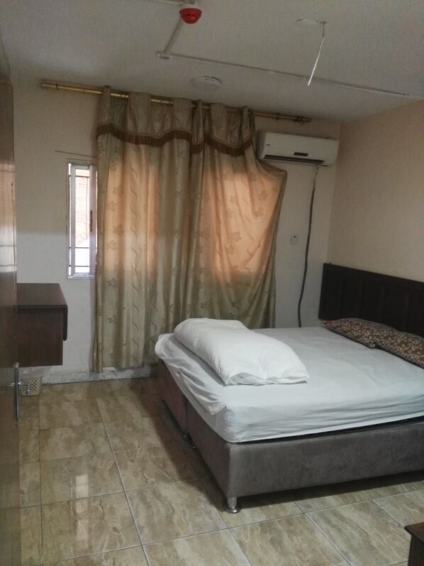 Escritorio y ropa de cama