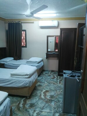 Habitació triple, bany privat | Escriptori i roba de llit 