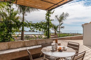 Outdoor dining - Mangiabove (Ragusa)