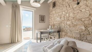 Stúdíóíbúð - sjávarsýn | Míníbar, öryggishólf í herbergi, skrifborð, myrkratjöld/-gardínur