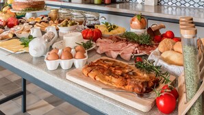 Bữa sáng kiểu Âu hàng ngày với phụ phí nhỏ 