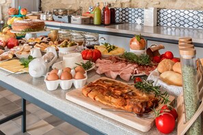 Tägliches kontinentales Frühstück (10 EUR pro Person)