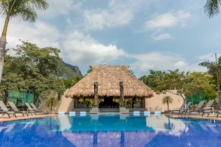 Una piscina al aire libre