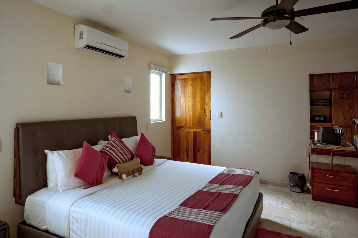 Superior Room, 1 Katil Raja (King), Non Smoking | Peti besi dalam bilik, langsir/tirai gelap terus 