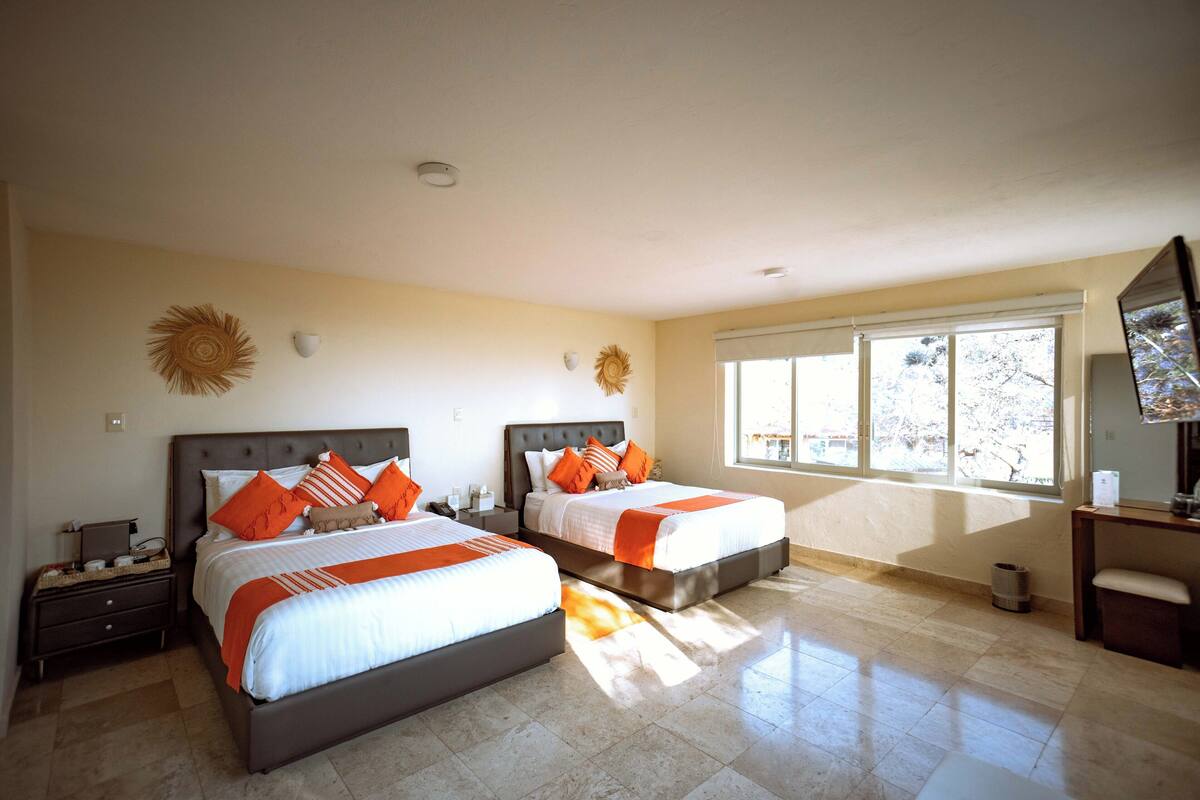 Family Room, 2 Katil Ratu (Queen), Non Smoking | Peti besi dalam bilik, langsir/tirai gelap terus 