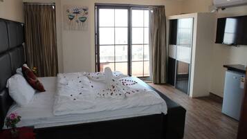 Quarto casal ou duplo luxo, vista para o mar | Escrivaninha, Wi-Fi de cortesia, roupa de cama