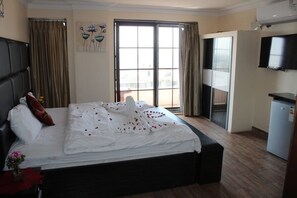 Chambre Deluxe double ou avec lits jumeaux, vue sur la mer | Bureau, accès au Wi-Fi (inclus), literie fournie