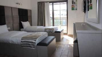Quarto casal ou duplo luxo, vista para o mar | Escrivaninha, Wi-Fi de cortesia, roupa de cama