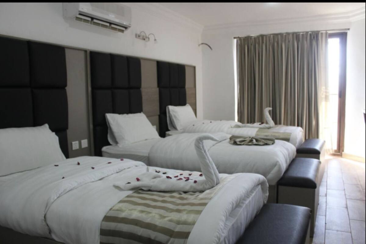 Deluxe Triple Room, Sea View | Desk, free WiFi, bed sheets