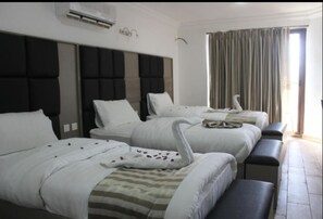 Desk, free WiFi, bed sheets - Ahla Tlah SeaView Hotel (Aqaba)