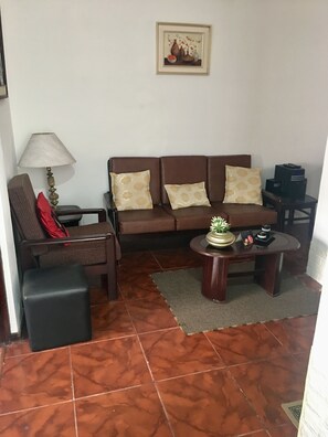 Appartamento familiare, 2 camere da letto, al piano terra | Soggiorno | TV a schermo piatto