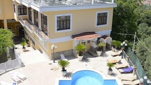 Un hôtel doté d’une terrasse sur le toit, d’une piscine et offrant une vue sur le paysage environnant.