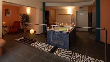 Un sauna, una bañera de hidromasaje, baño turco