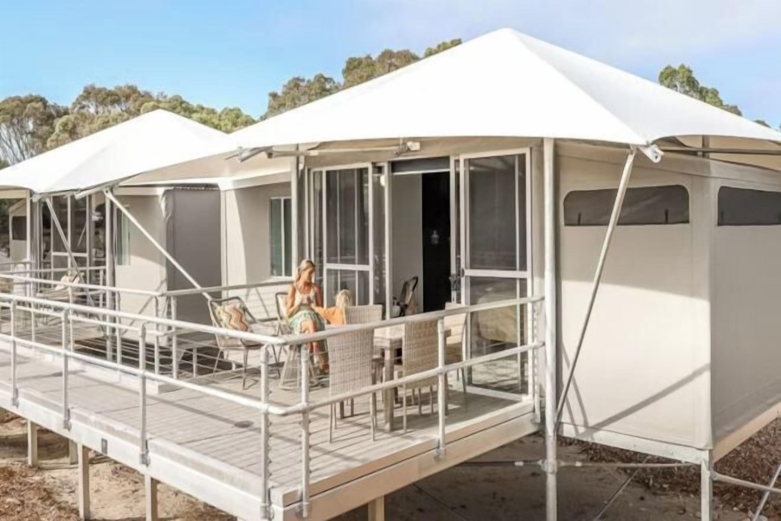 Se sirven desayunos, almuerzos y cenas; cocina local; con vista al mar