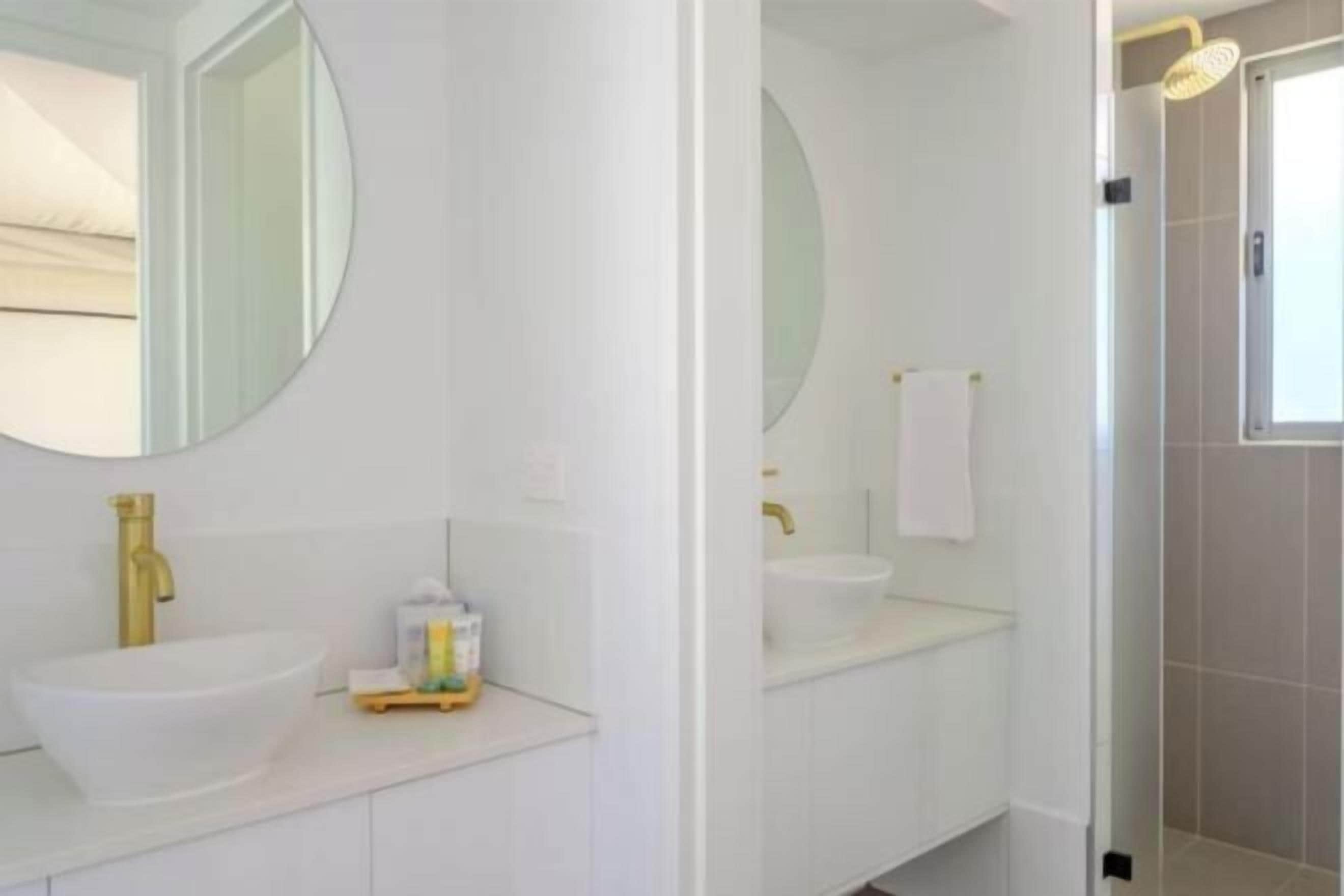 Artículos de tocador gratuitos, secador de pelo, toallas