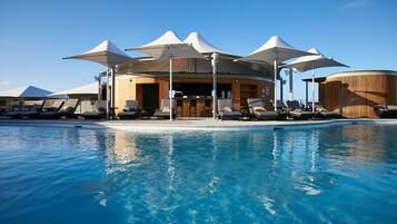 Piscina all'aperto, lettini