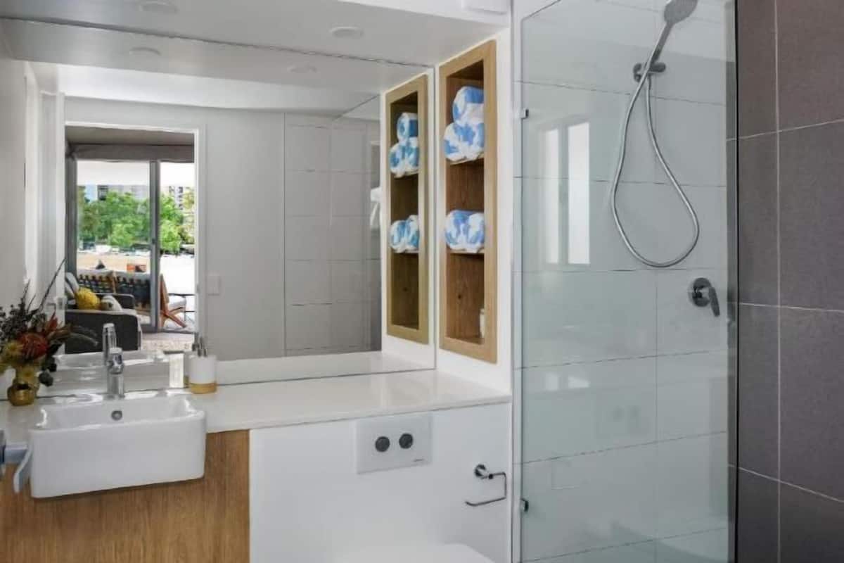 Baño | Artículos de higiene personal gratuitos, secador de pelo y toallas