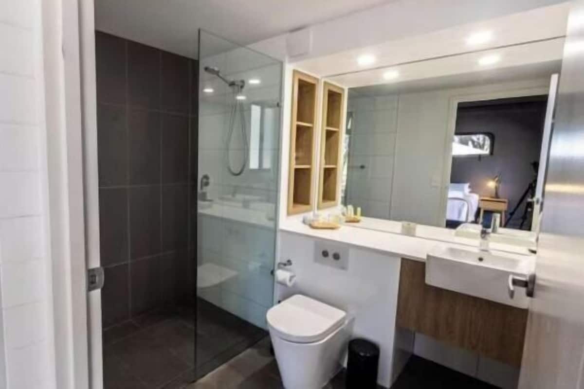Kamar mandi | Perlengkapan mandi gratis, pengering rambut, dan handuk